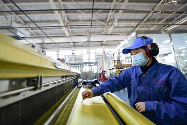 1月28日,在内蒙古呼和浩特市,工人在f-12纤维产品生产线上作业.